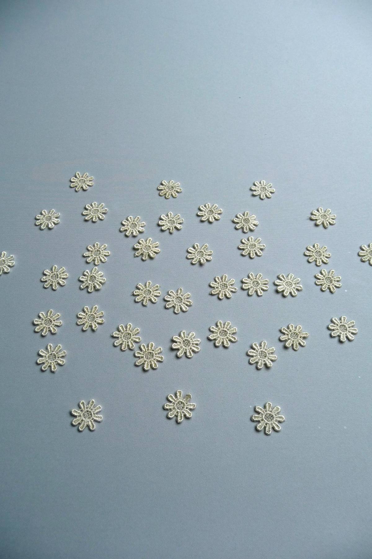 fiorellino macrame avorio (confezioni da 200 pezzi) prezzo cadauno Art F55