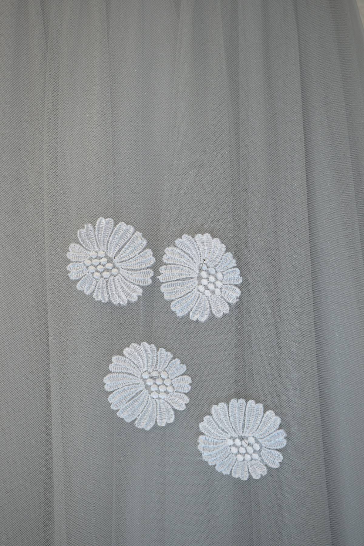fiorellino organza ricamata bianco (confezioni da 30 pezzi) prezzo cadauno Art F63