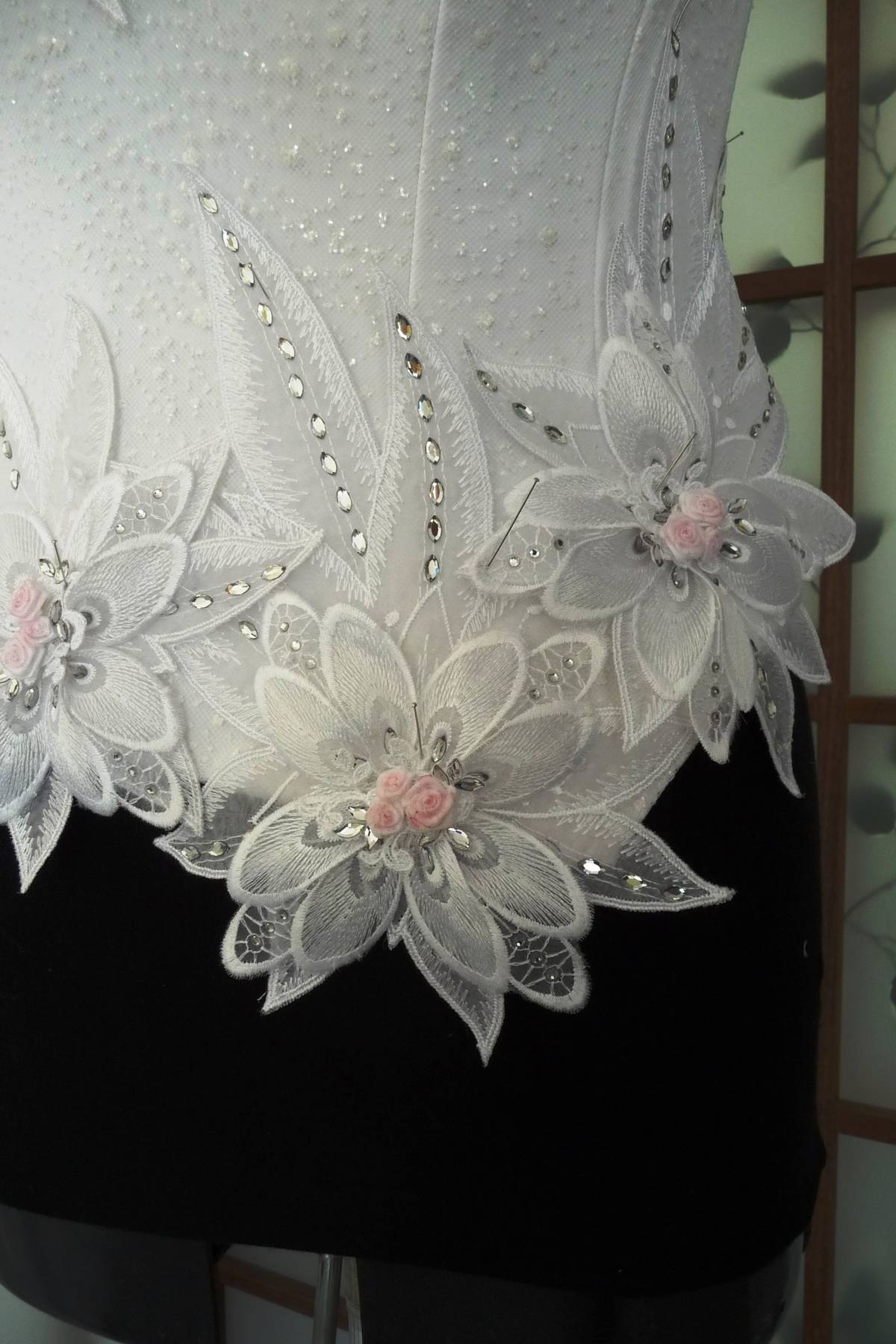 applicazione organza rilievo con strass swarovski bianco cm 24x16 Art G1065