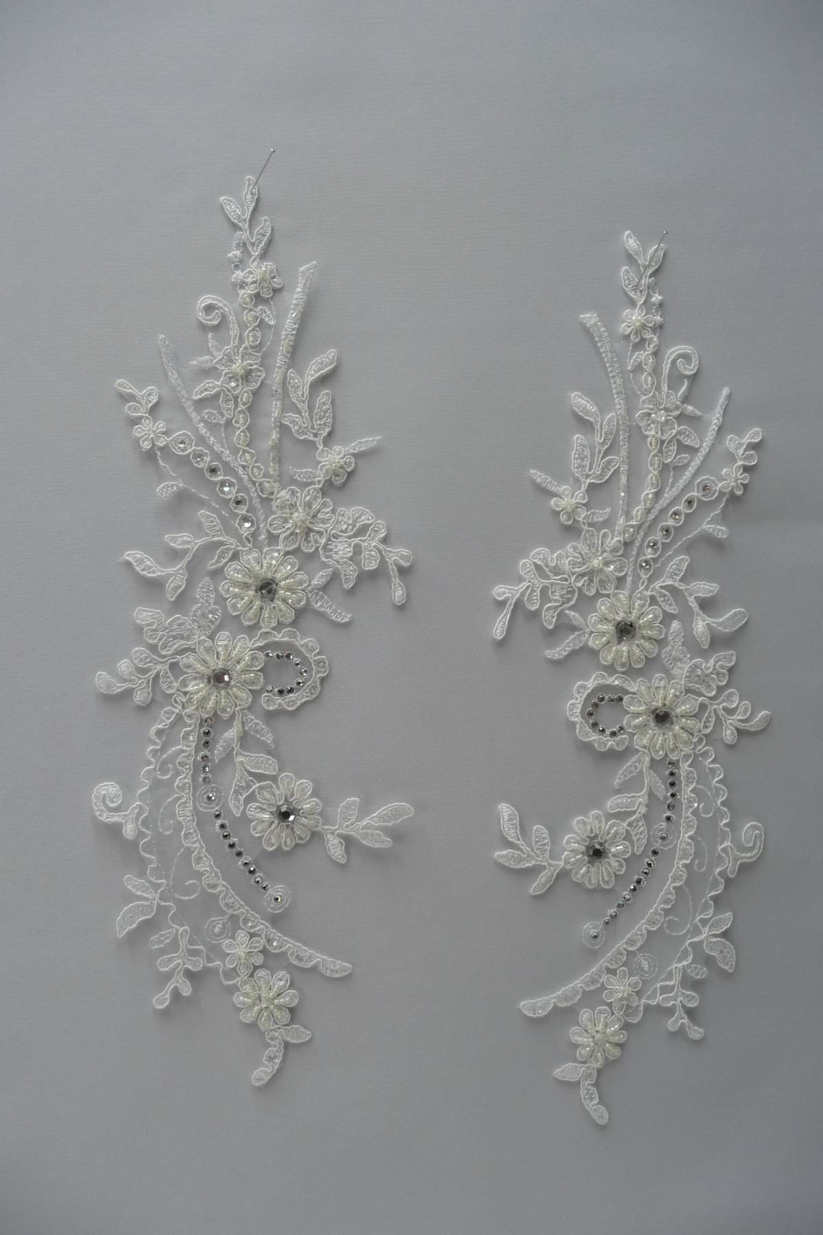 applicazioni con swarovski (coppia) dx sx bianco naturale cm 35x12 100 nylonry Art G1197STRASS