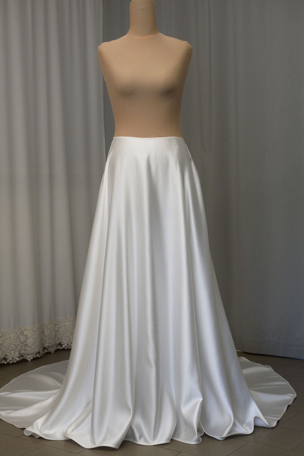 abito sposa in duchesse corpino in pizzo con applicazione Art H1337