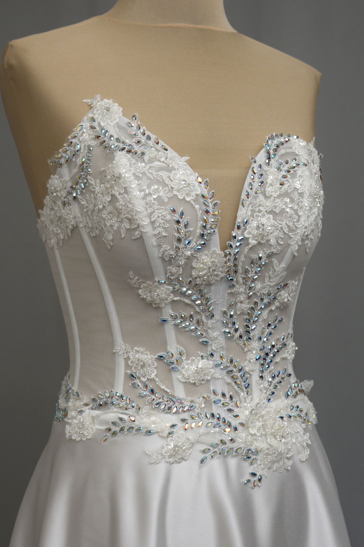 abiti sposa corpino in pizzo con applicazioni e stass swarovski aurora boreale gonna duchesse mezza ruota Art H1329