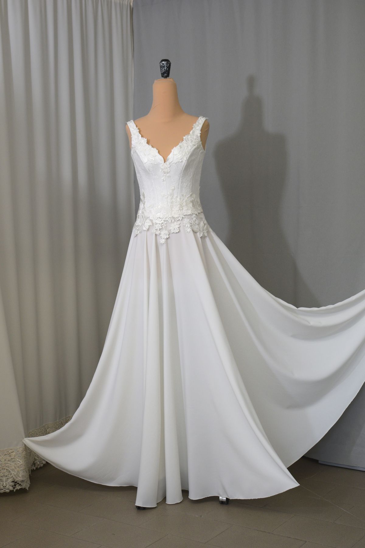 abiti sposa con corpino in pizzo e applicazioni gonna kady mano seta con fondo non rifinito semilavorato Art H1330