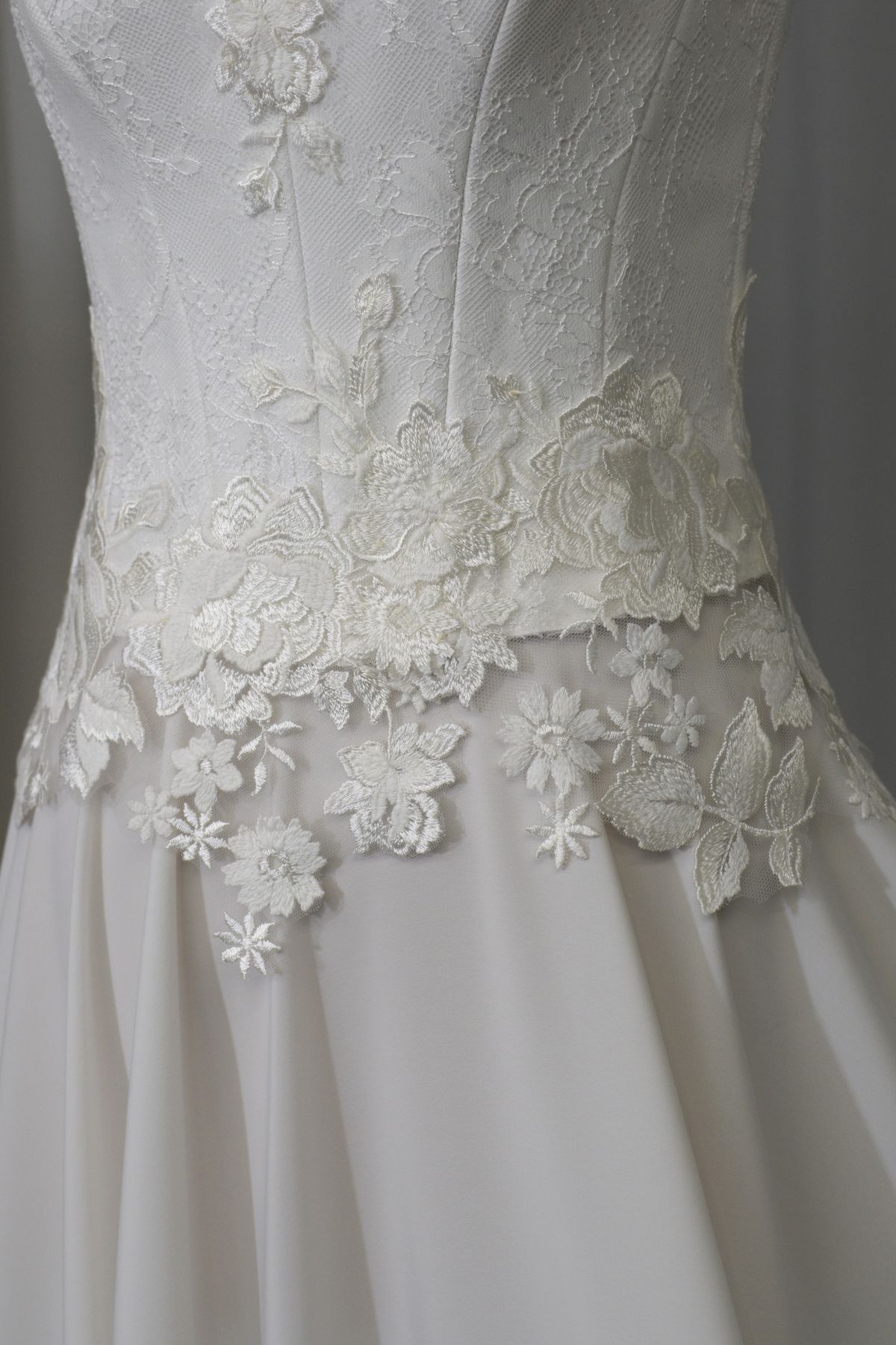 abiti sposa con corpino in pizzo e applicazioni gonna kady mano seta con fondo non rifinito semilavorato Art H1330
