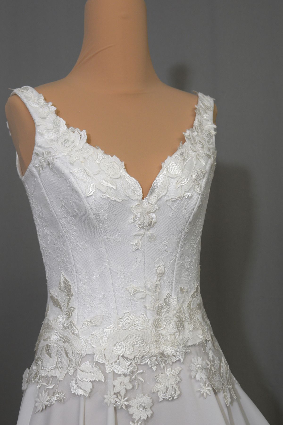 abiti sposa con corpino in pizzo e applicazioni gonna kady mano seta con fondo non rifinito semilavorato Art H1330