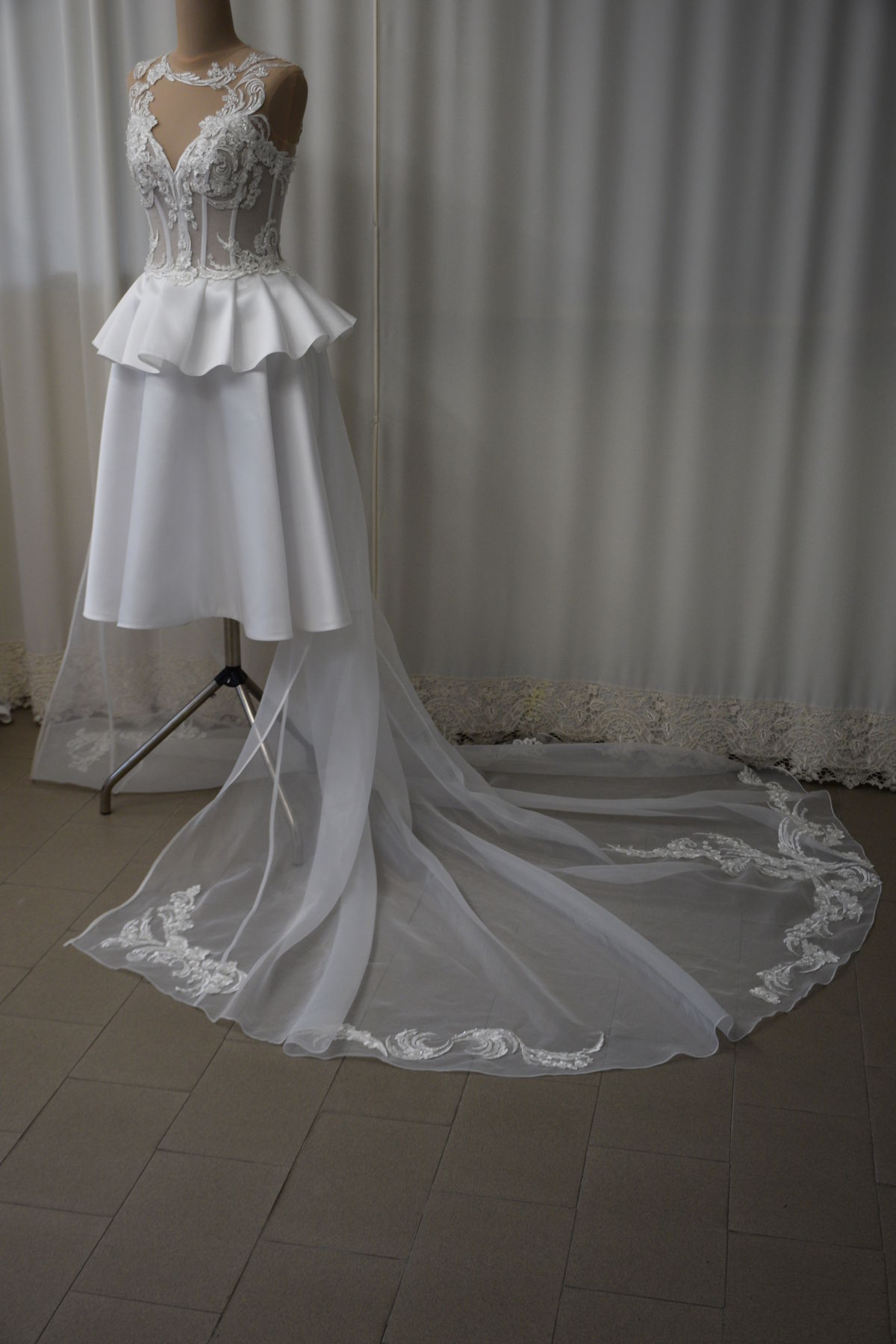 abito sposa in mikado corpino in pizzo con applicazione coda organza con applicazioni removibile Art H1335