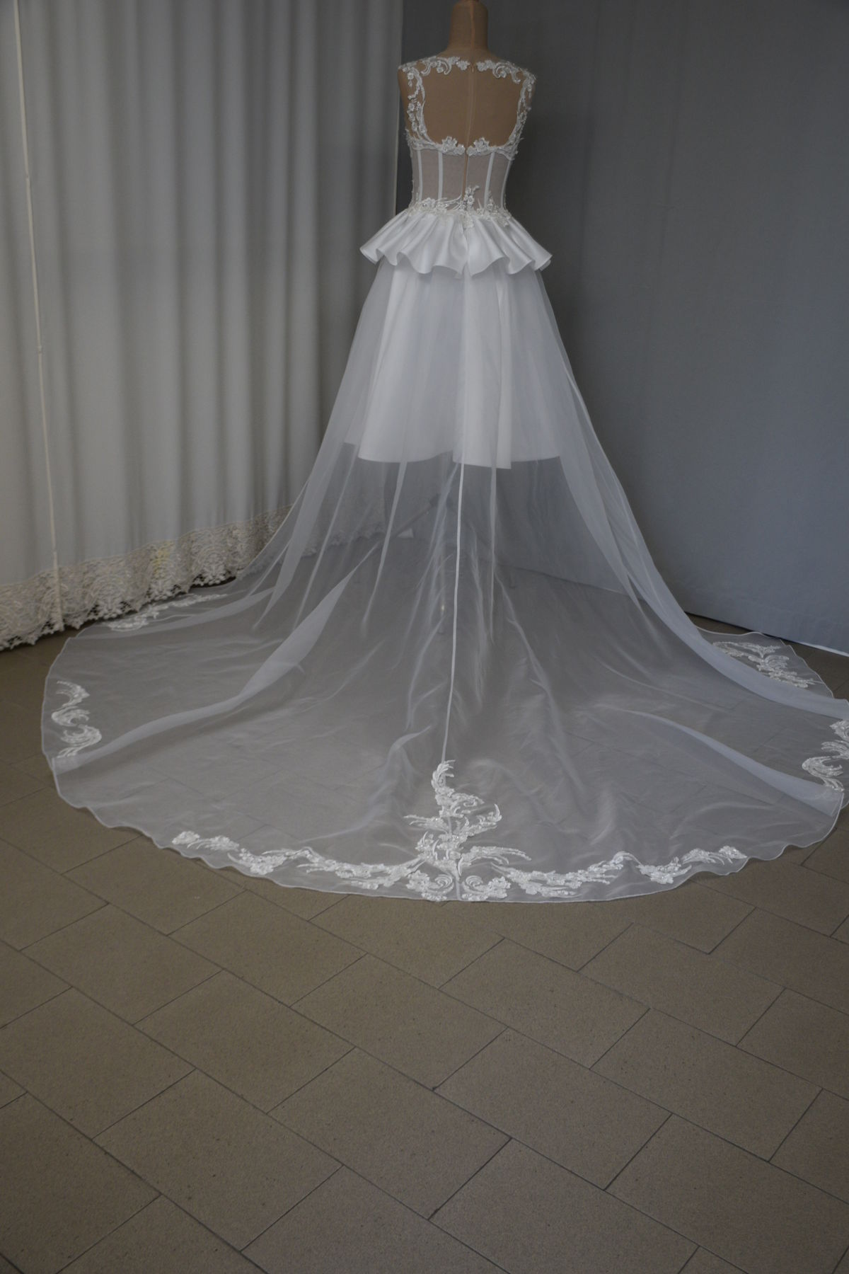 abito sposa in mikado corpino in pizzo con applicazione coda organza con applicazioni removibile Art H1335