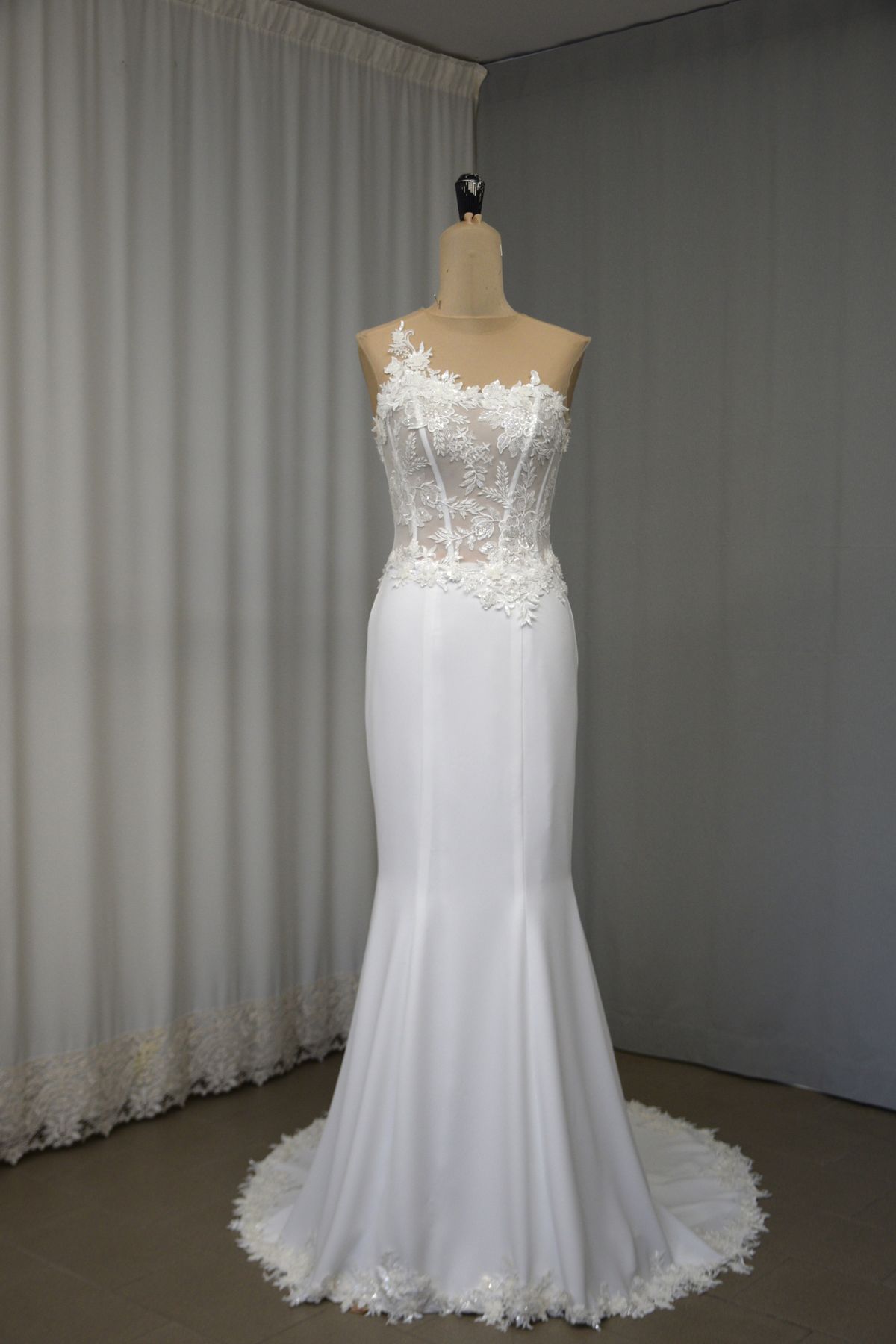 abito sposa in duchesse corpino in pizzo con applicazione fondo gonna con applicazioni Art H1336