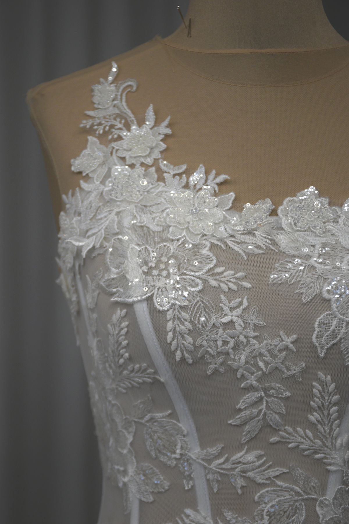 abito sposa in duchesse corpino in pizzo con applicazione fondo gonna con applicazioni Art H1336