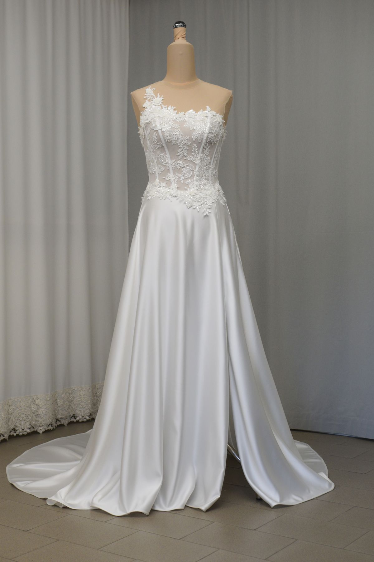 abito sposa in duchesse corpino in pizzo con applicazione Art H1339