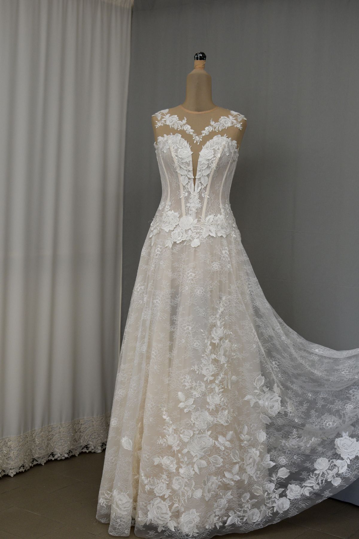 abito sposa in pizzo chantilly e applicazioni su tulle mano seta Art H1342