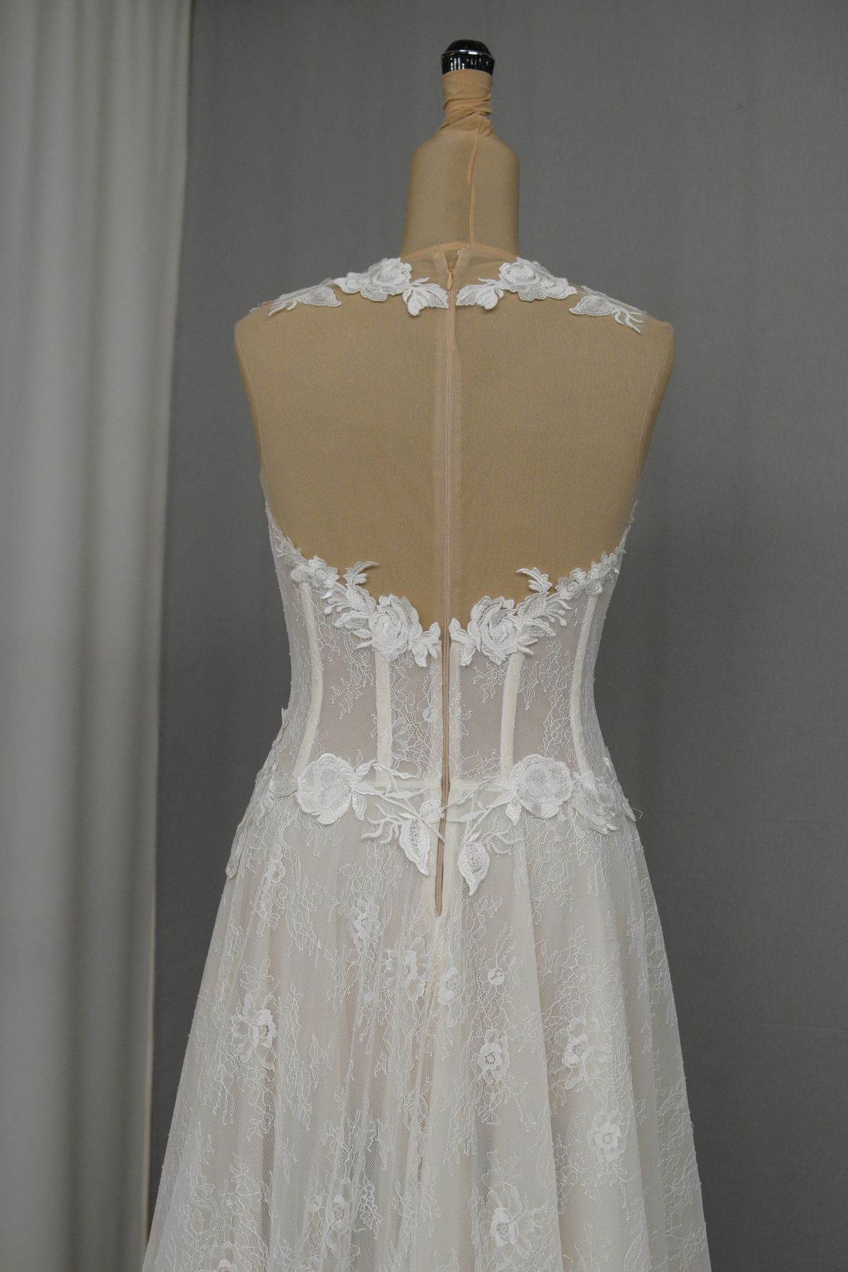 abito sposa in pizzo chantilly e applicazioni su tulle mano seta Art H1342