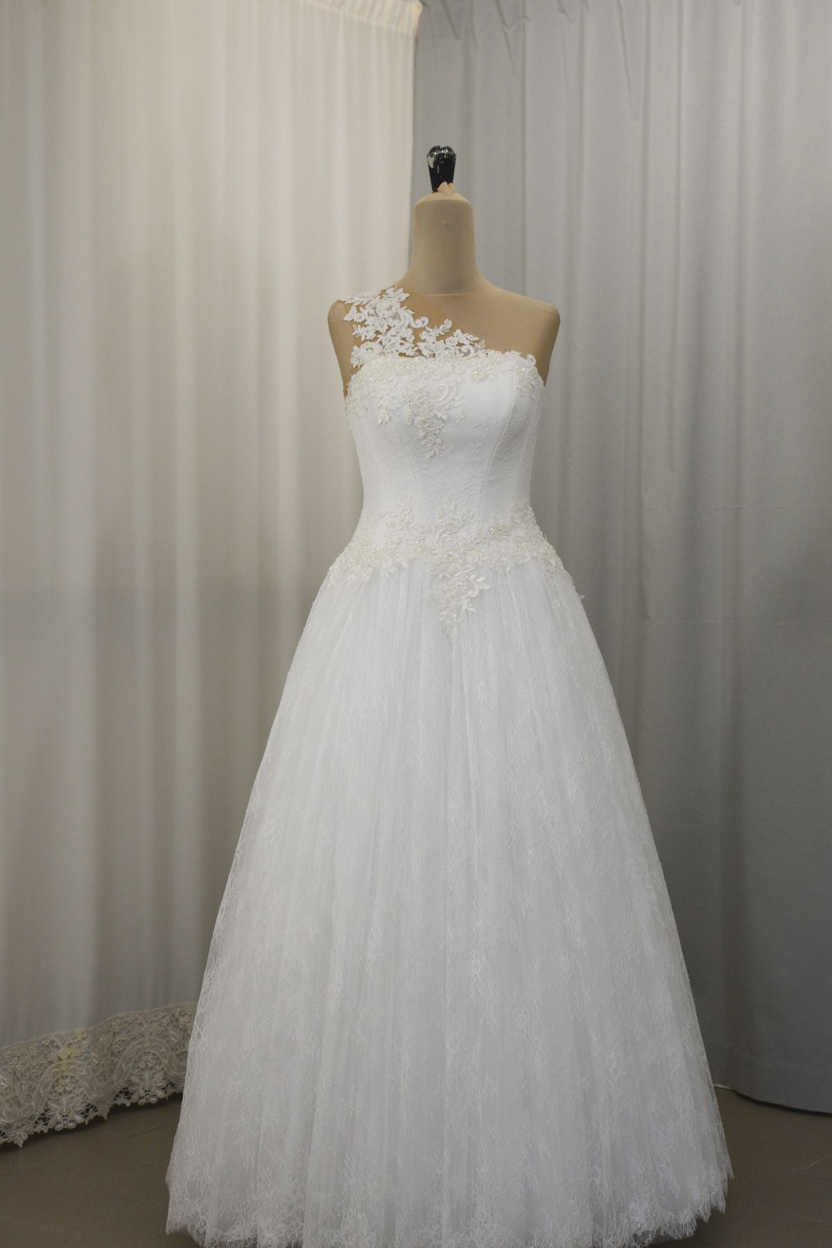 abito sposa in pizzo chantilly e applicazioni rebrode h1344 Art H1344