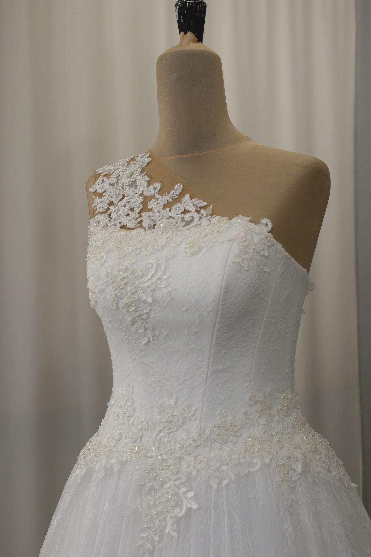 abito sposa in pizzo chantilly e applicazioni rebrode h1344 Art H1344