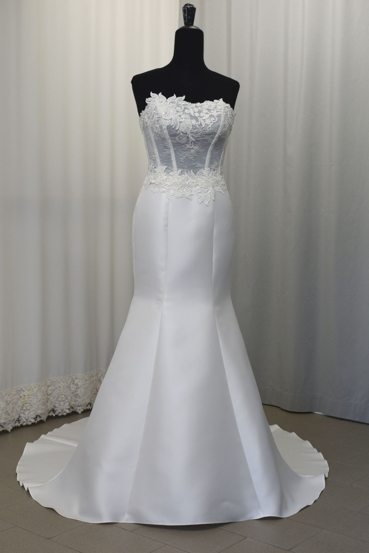 abito sposa in mikado pizzo rebrode e applicazioni Art H1345