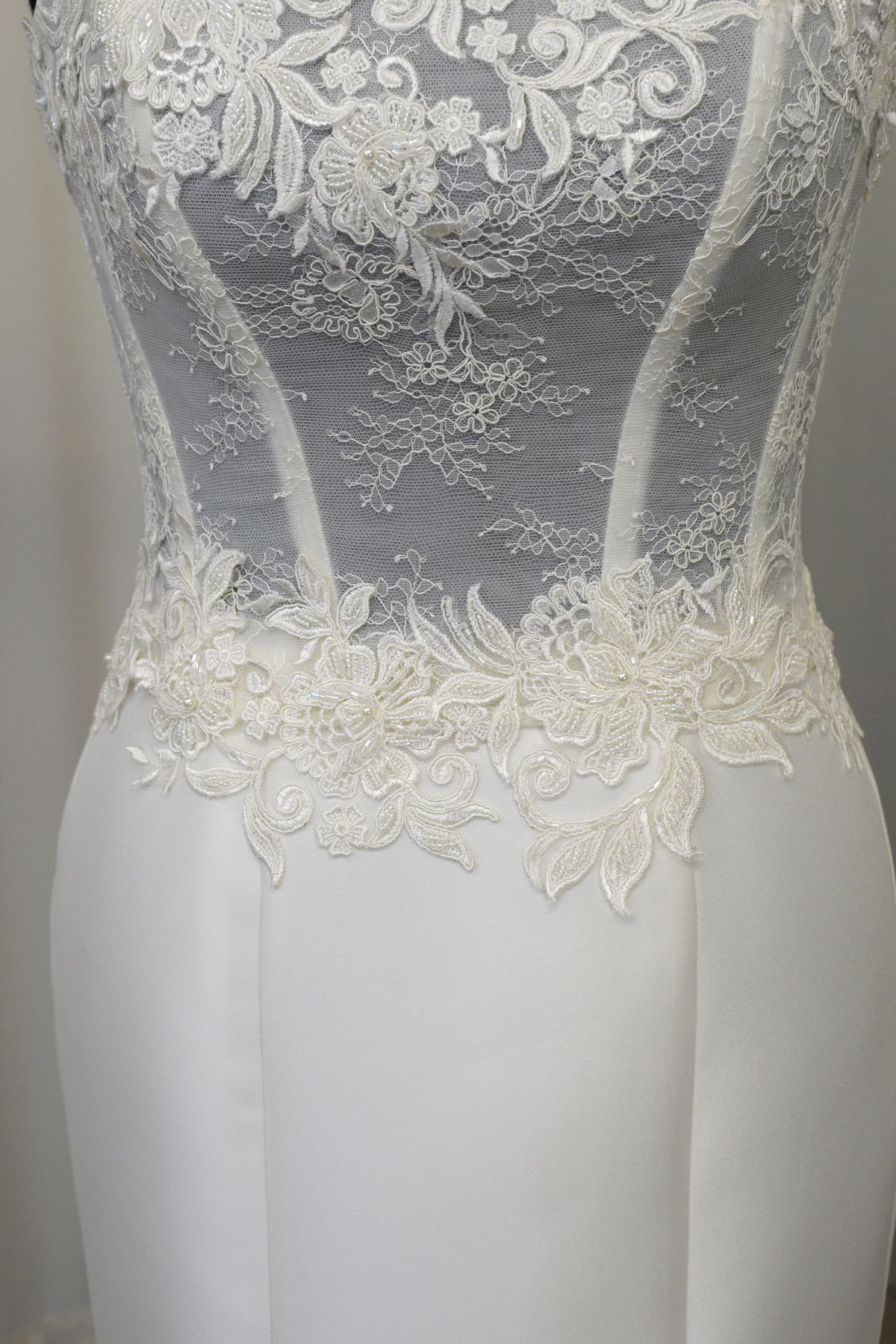 abito sposa in mikado pizzo rebrode e applicazioni Art H1345