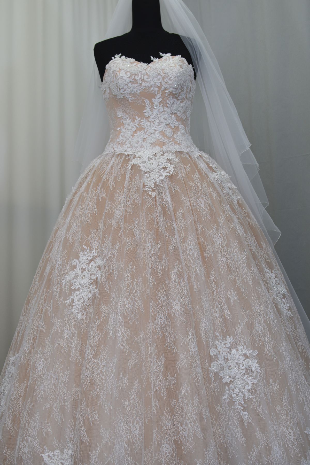 abito sposa in pizzo chantilly e applicazioni rebrode h1350 Art H1350