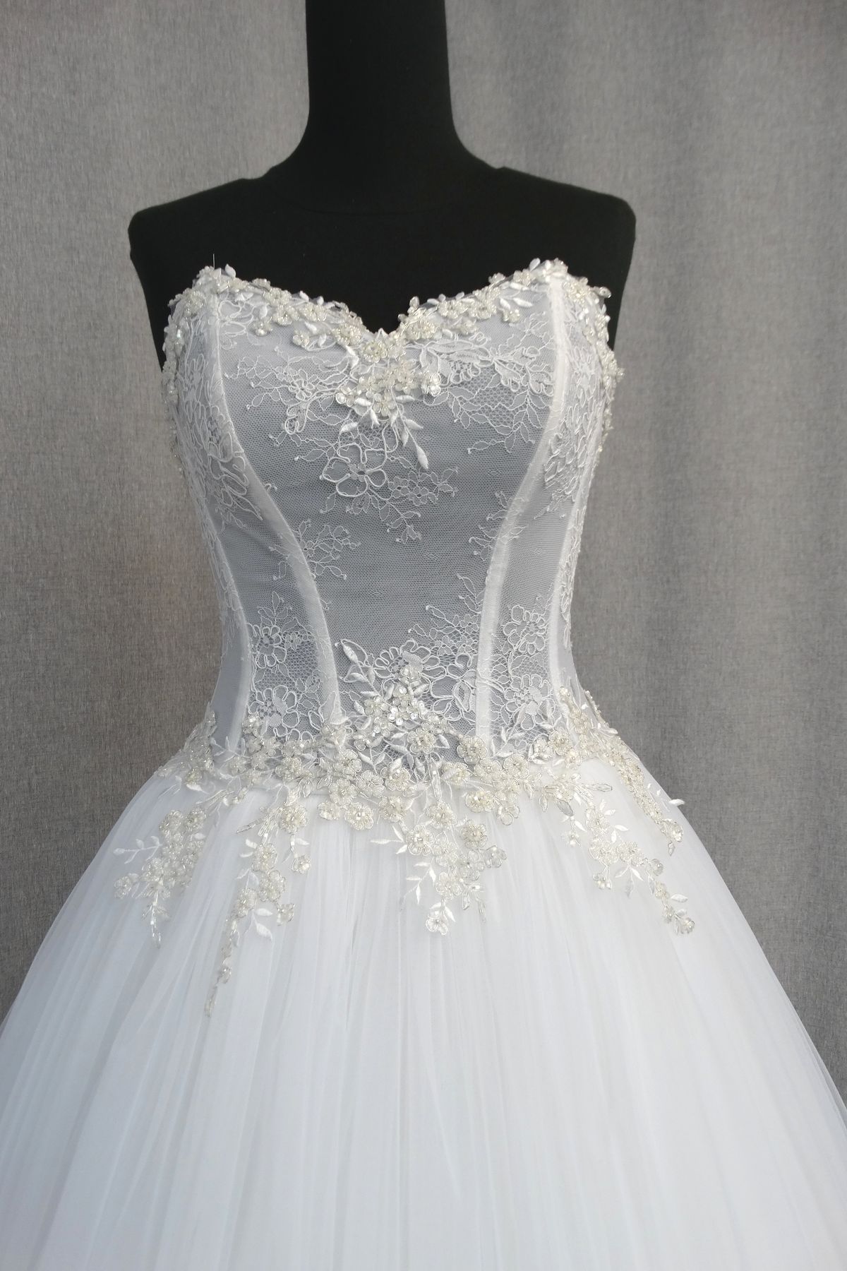 abito sposa in pizzo rebrode e tulle mano seta con applicazioni pizzo Art H1357
