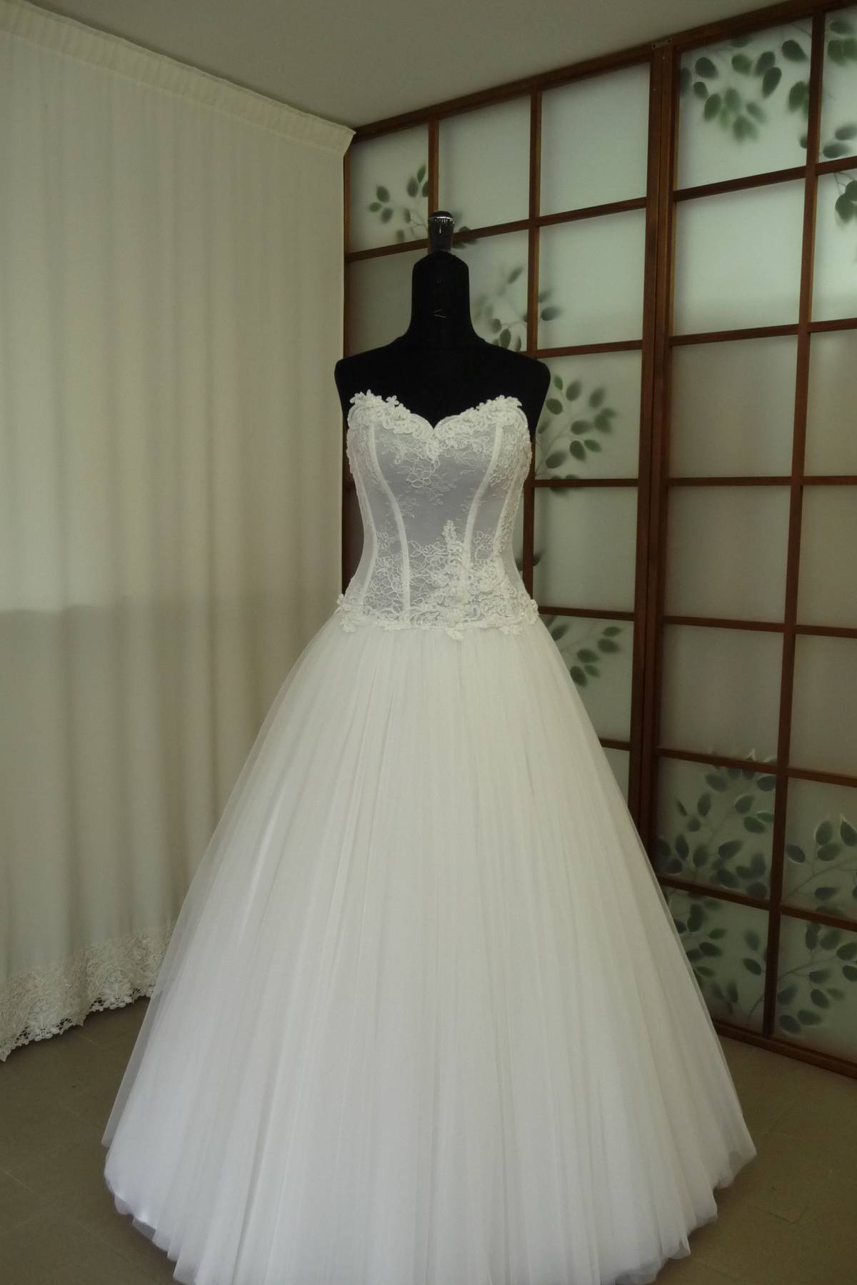 abito sposa in tulle con pizzo e applicazioni in bianco seta e avorio Art H1380