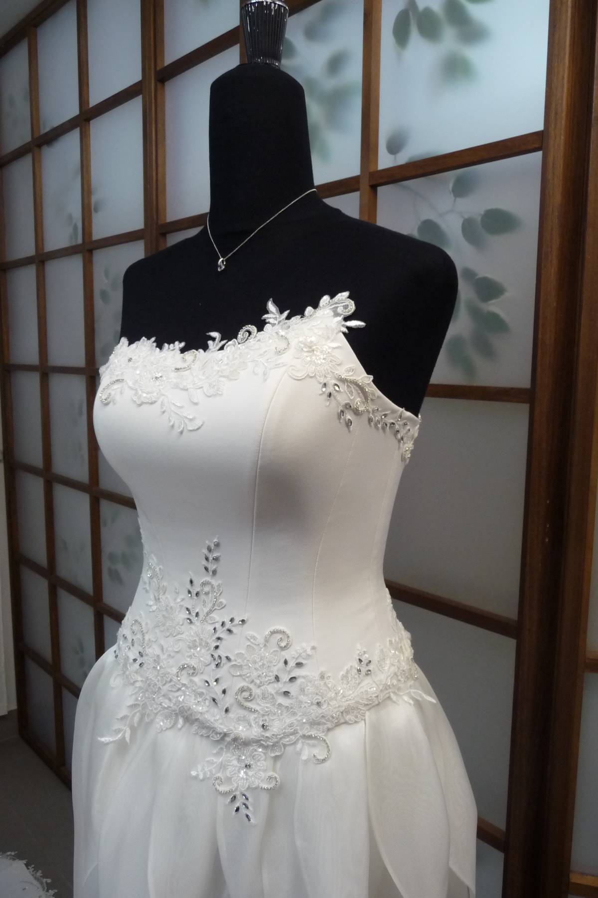 abito sposa con petali organza e applicazioni di pizzo rebrode Art H1390
