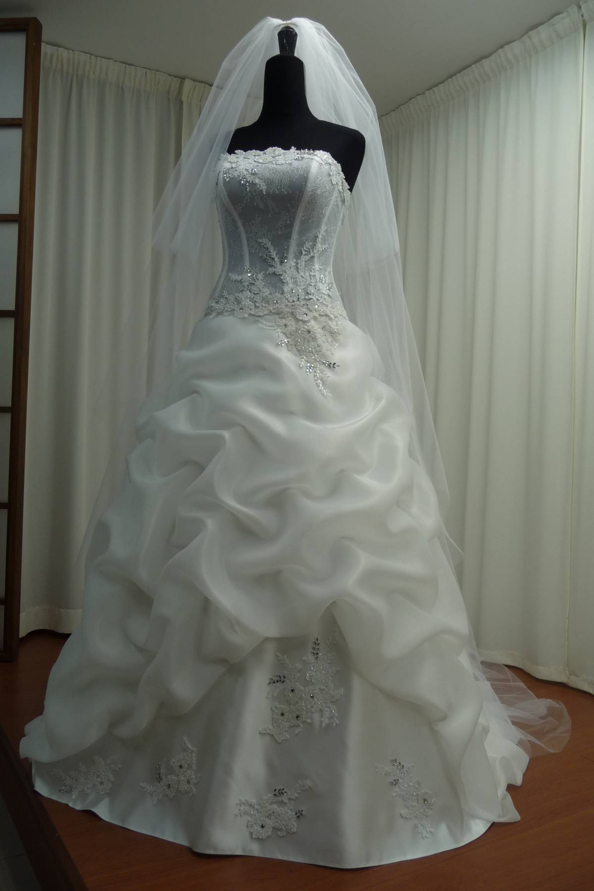 abito sposa in organza perlata con applicazioni rebrode e strass swarovski Art H1394
