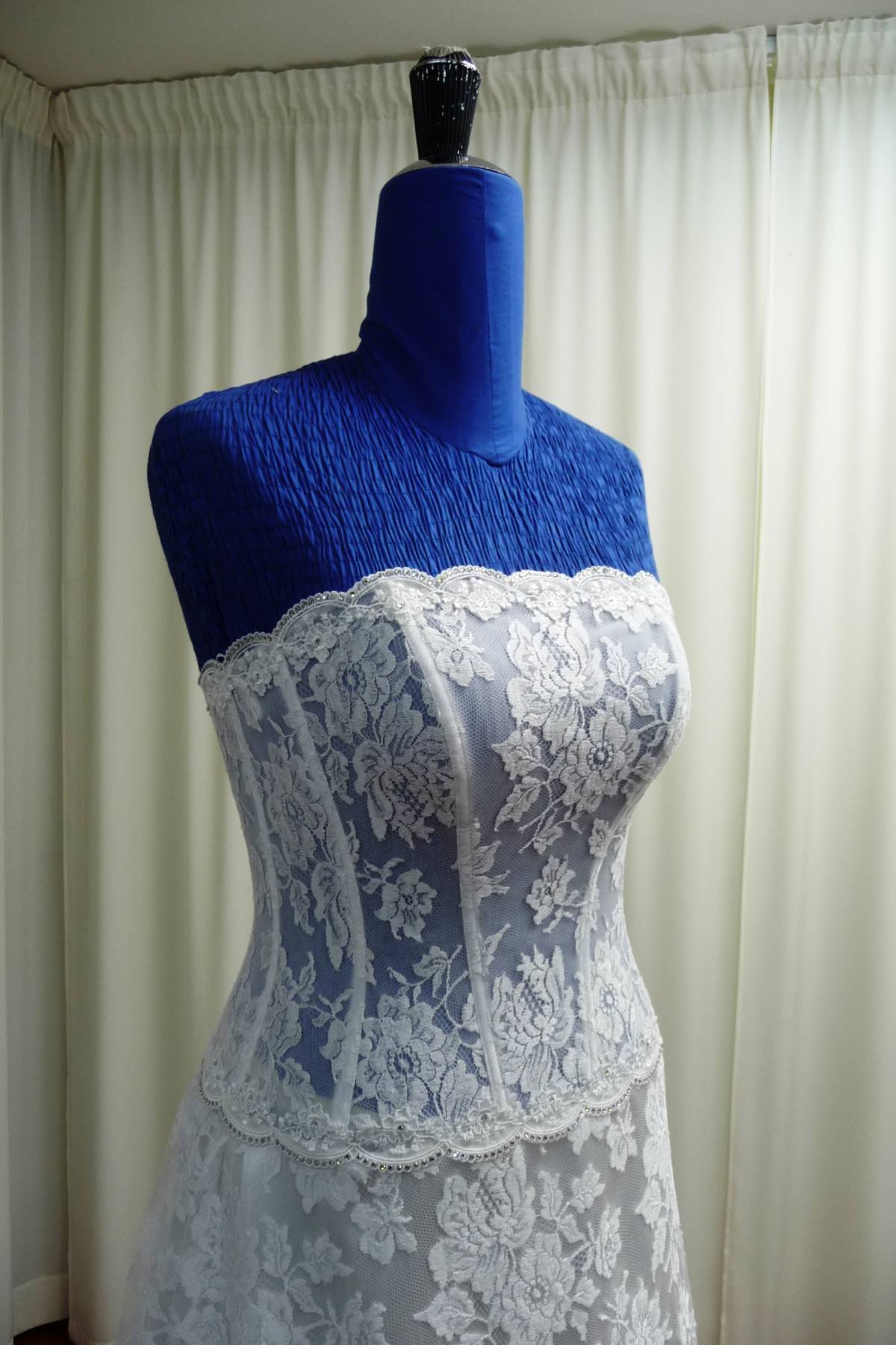 abito sposa in pizzo chantilly bianco Art H1400