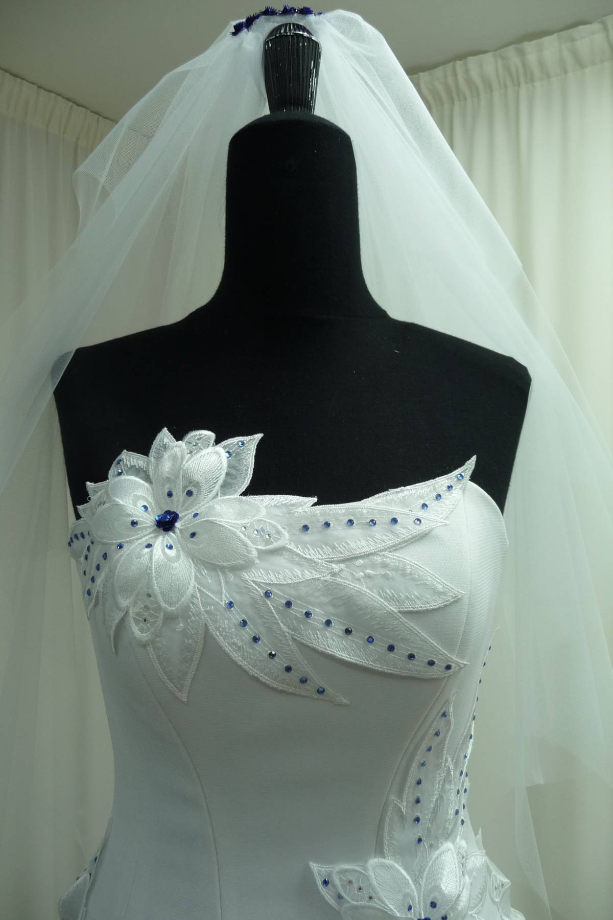 applicazione rilievo in organza e strass effetto 3d Art 7052C