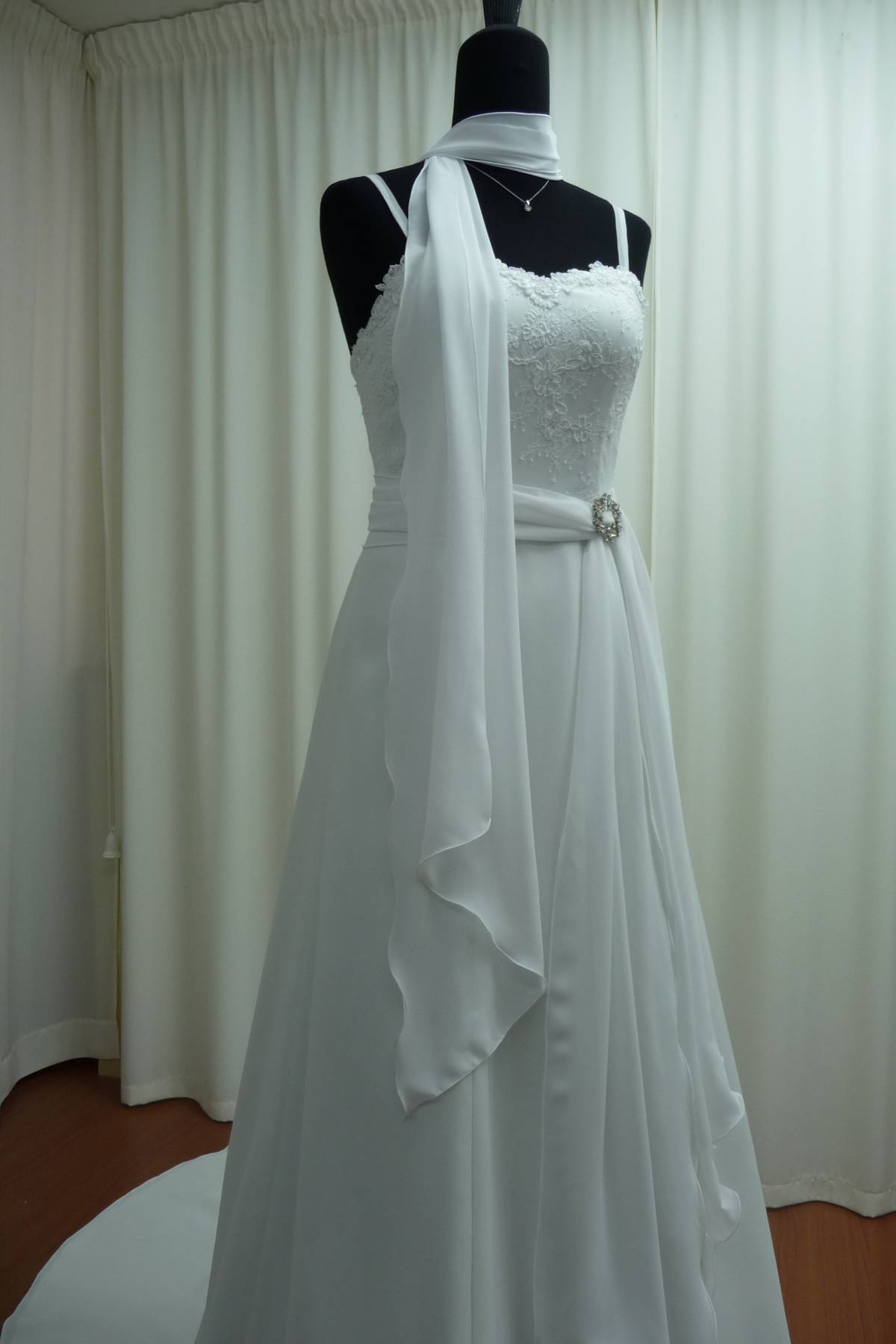 abito sposa in pizzo rebrode con ricami (esclusivo) Art H1425