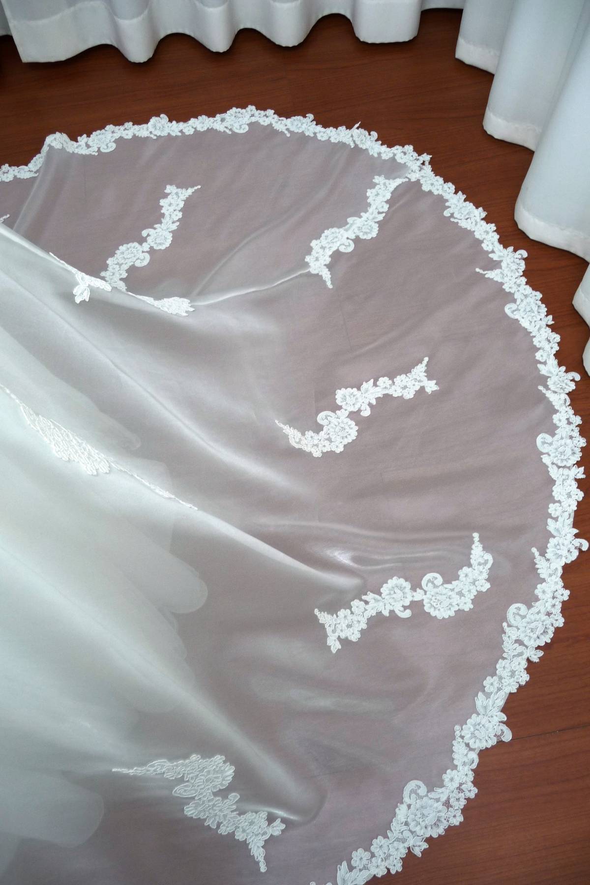 abito sposa in pizzo rebrode con ricami a mano in bianco naturale Art H1429