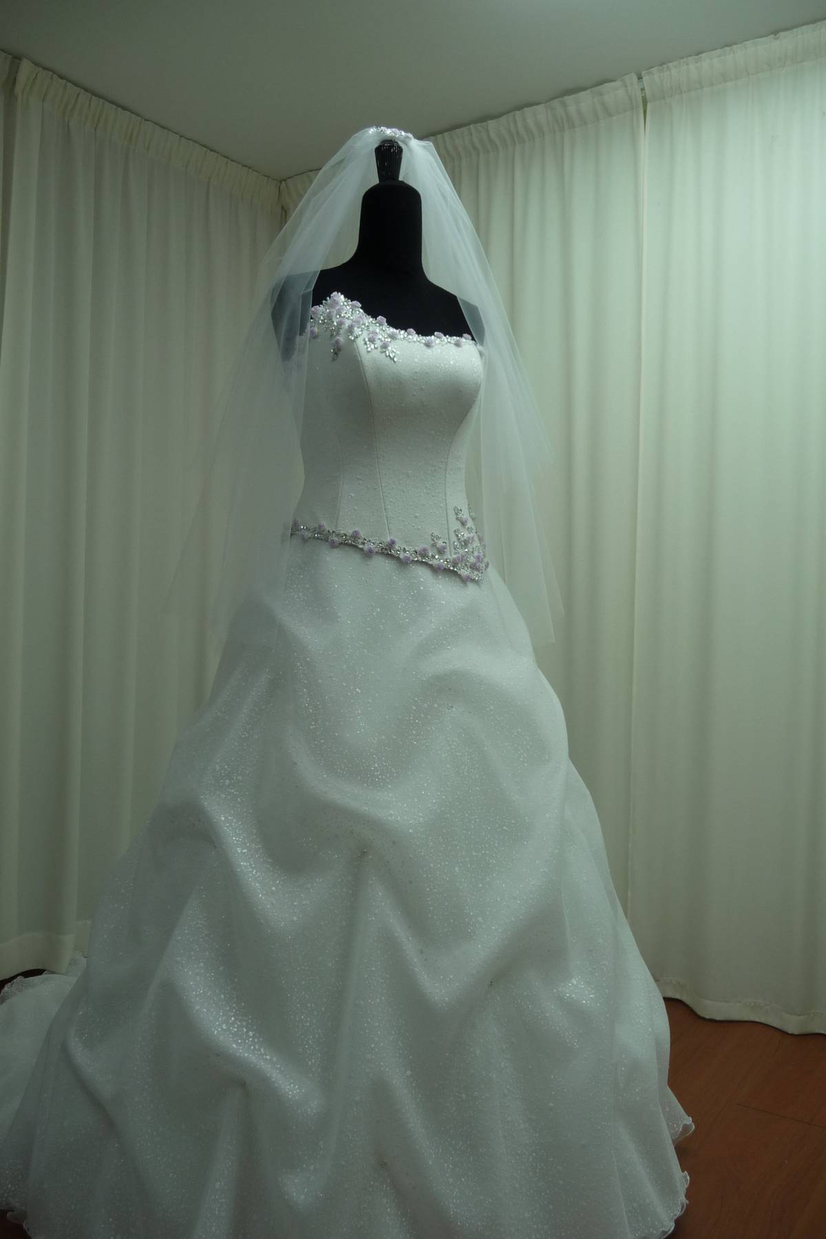 esclusivo abito sposa bianco con swarovski tulle glitter e applicazioni Art H1433