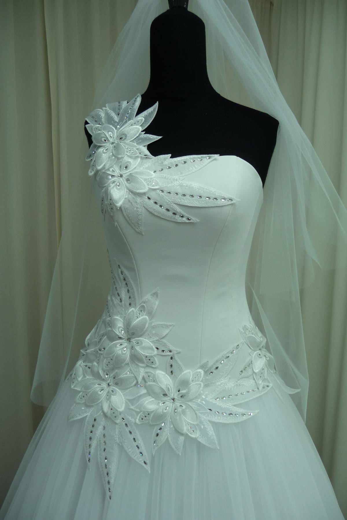 esclusivo abito con swarovski originali e applicazioni in organza Art H1435