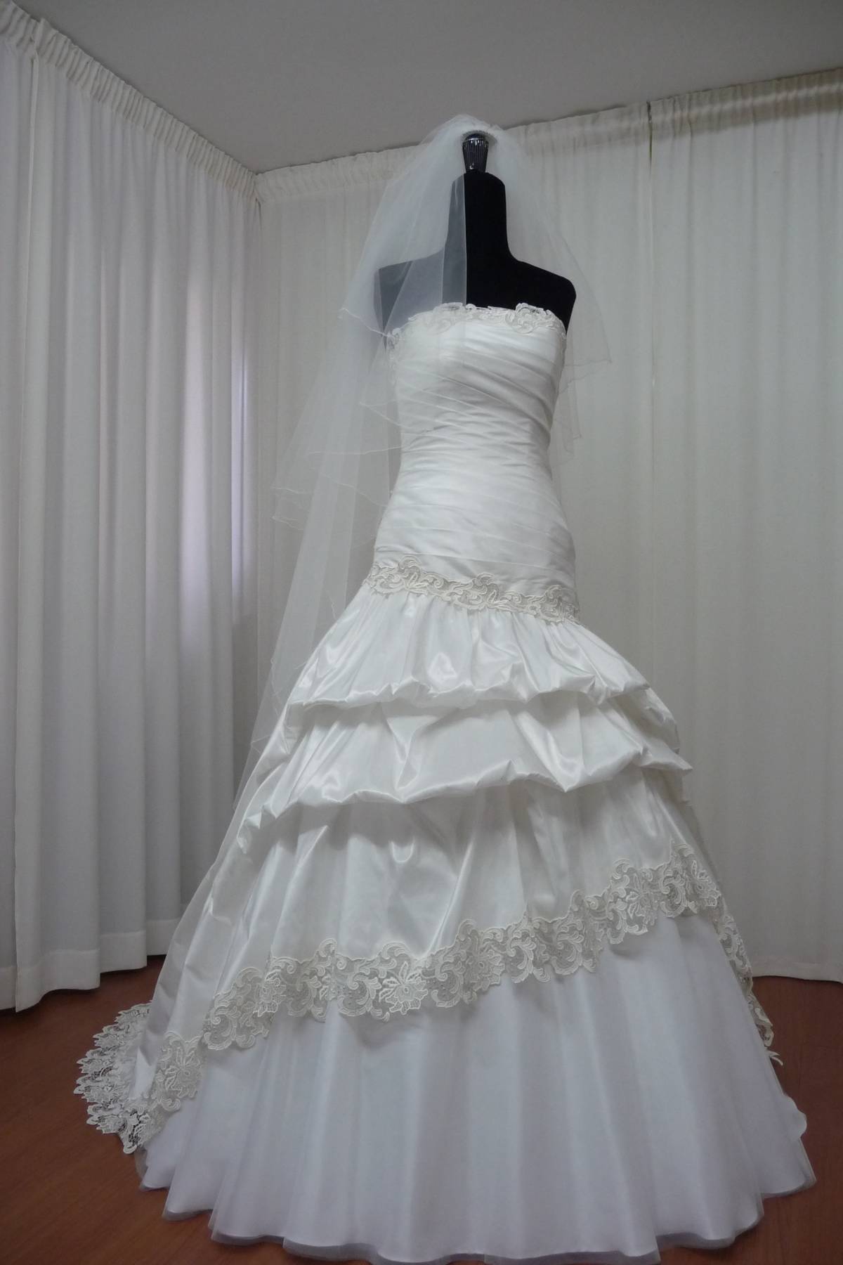 abito sposa con tramezzo macrame e taffetas seta pura Art H1441