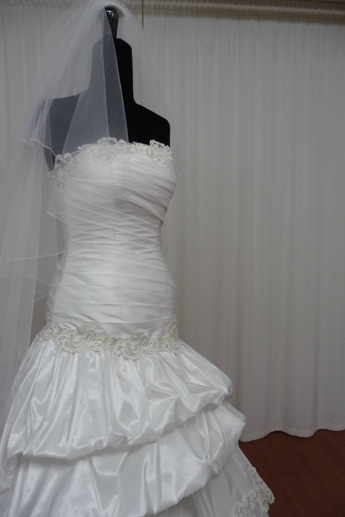 abito sposa con tramezzo macrame e taffetas seta pura Art H1441