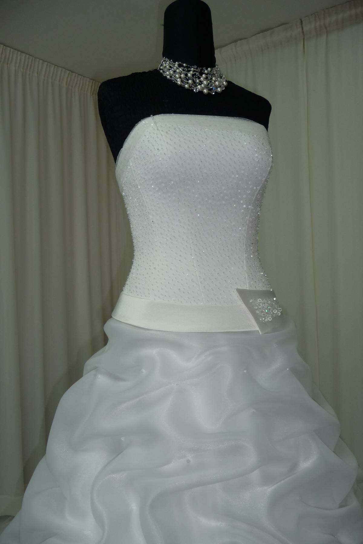 abito sposa in organza bianco seta con strass swarovski Art H1334