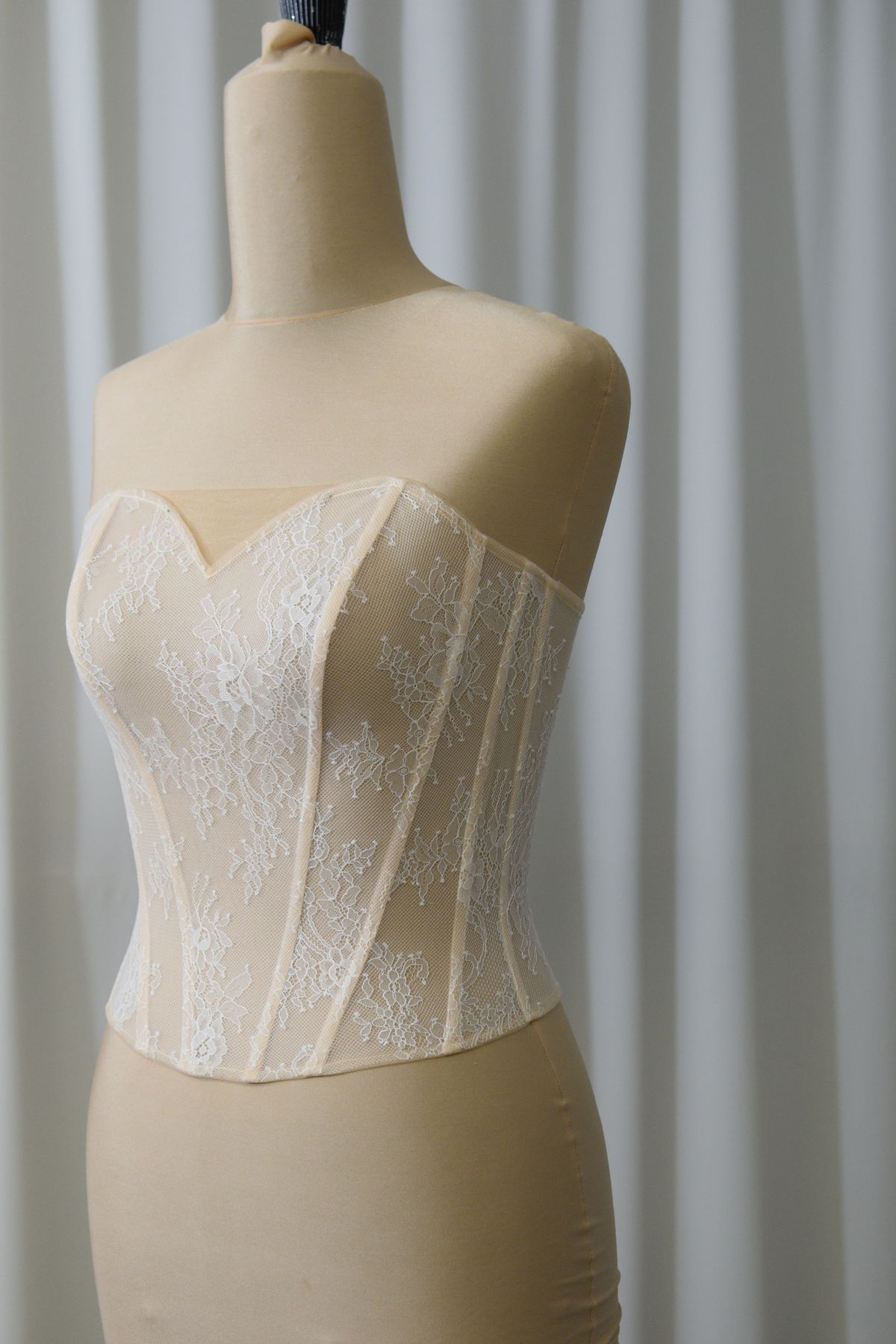 corpino pizzo chantilly con base tulle color carne realizzabile su misura modificabile su richiesta Art Z1189