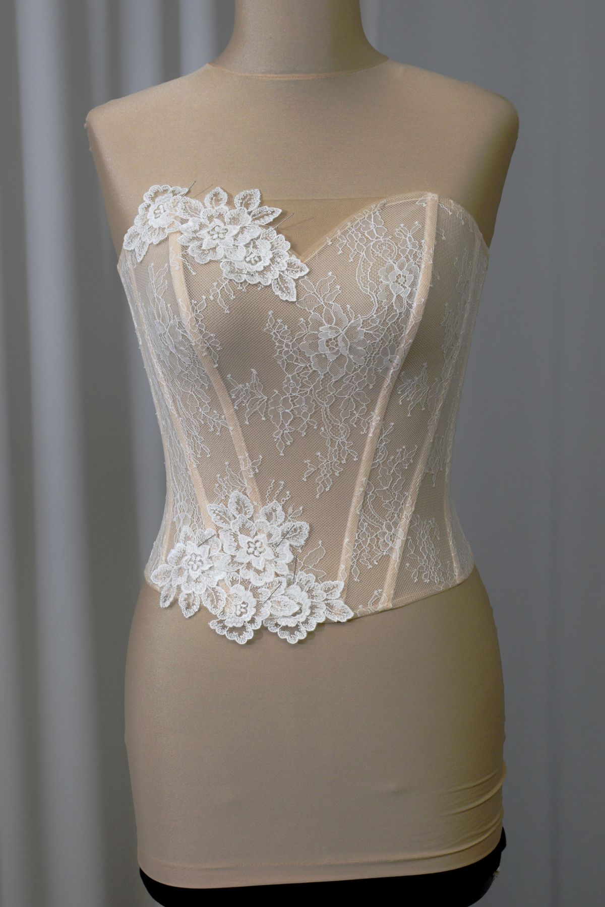 corpino pizzo chantilly con base tulle color carne realizzabile su misura modificabile su richiesta Art Z1189
