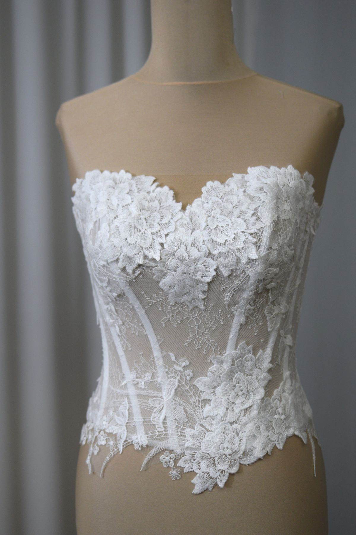corpino sposa in pizzo realizzabile su misura colore seta Art Z1191