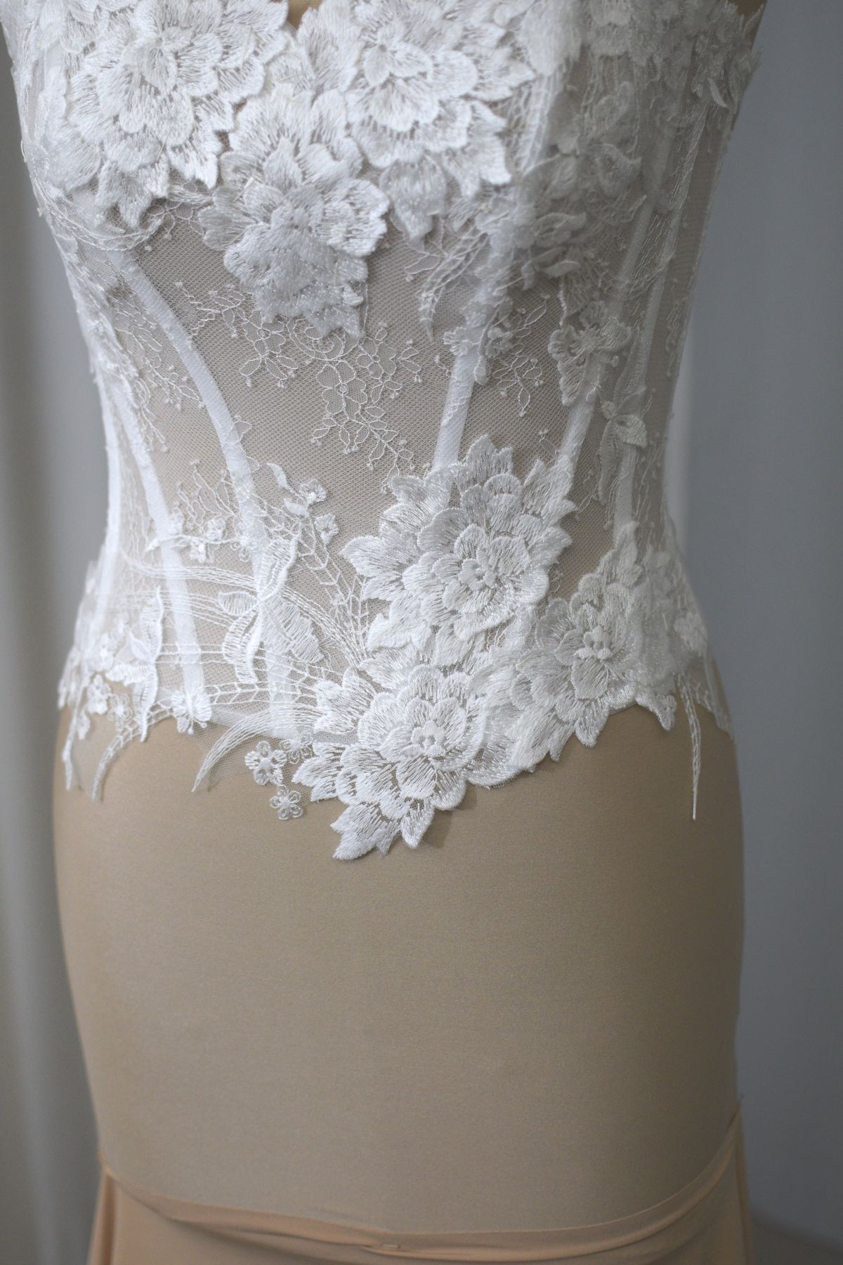 corpino sposa in pizzo realizzabile su misura colore seta Art Z1191