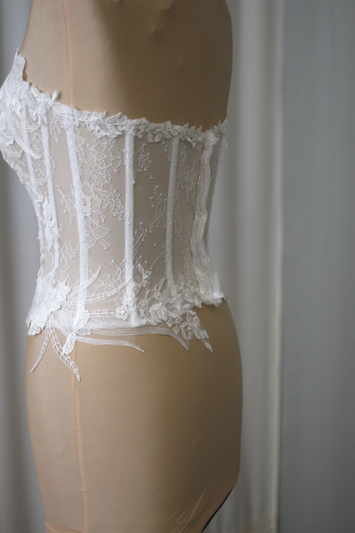 corpino sposa in pizzo realizzabile su misura colore seta Art Z1191