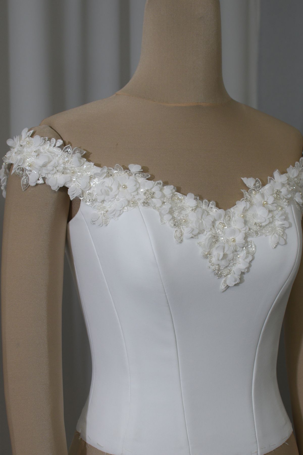 corpino sposa realizzabile su misura colore seta realizzabile in bianco e avorio Art Z1192