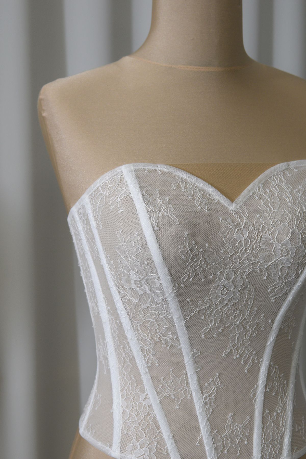 corpino pizzo chantilly con base tulle color seta realizzabile su misura modificabile su richiesta Art Z1193
