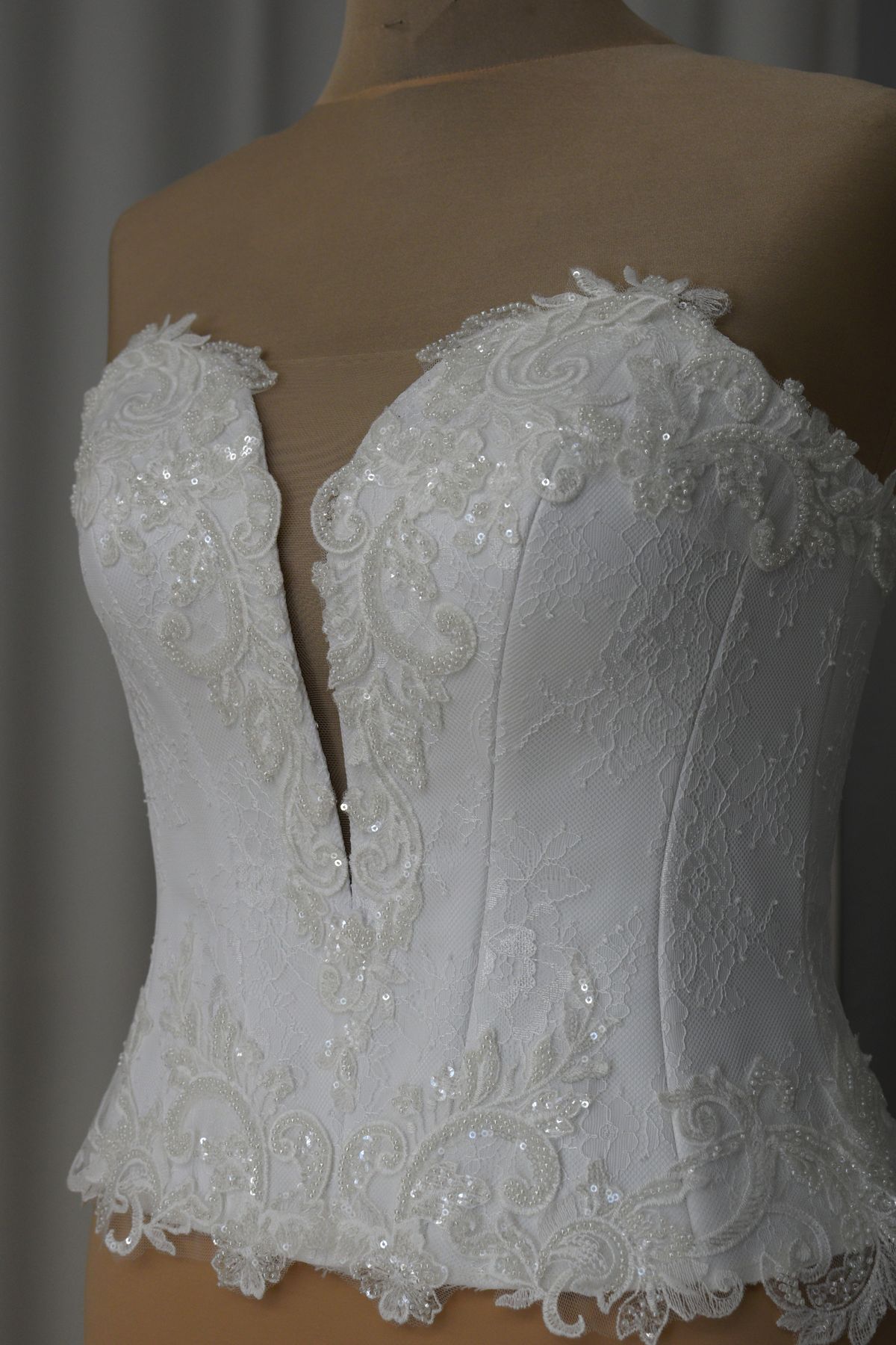 bustino in pizzo chantilly e applicazioni (anche su misura) Art Z1315