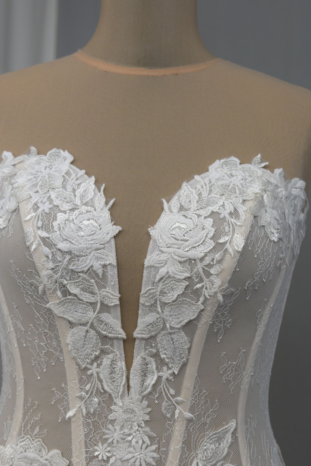 bustino in pizzo chantilly e applicazioni e tulle per effetto tattoo sulle spalle (anche su misura) Art Z1316