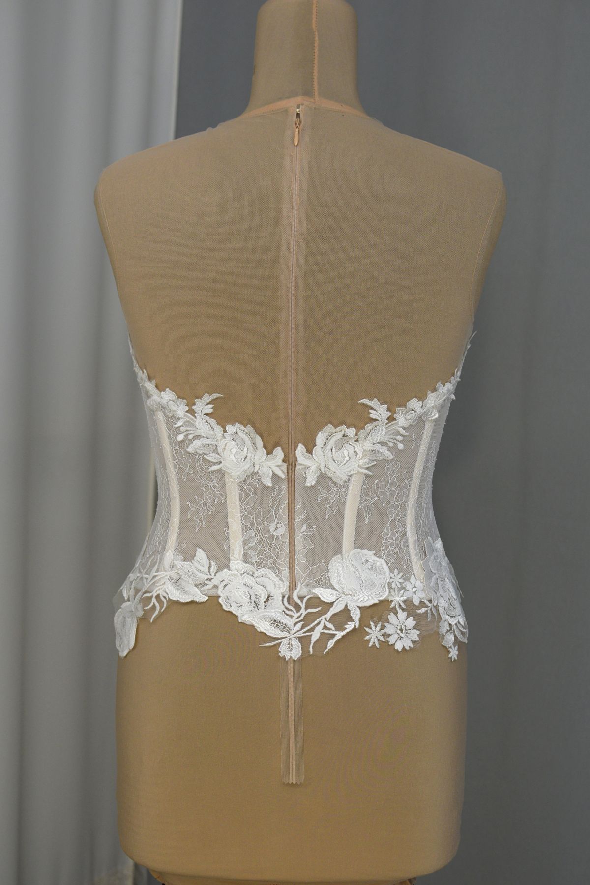 bustino in pizzo chantilly e applicazioni e tulle per effetto tattoo sulle spalle (anche su misura) Art Z1316