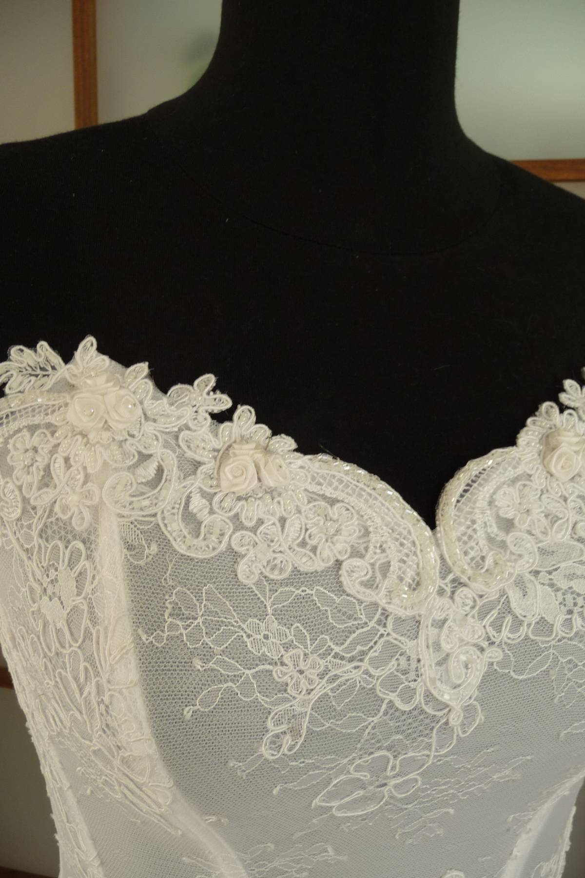 corpino pizzo rebrode con applicazioni nei coloro bianco avorio seta Art Z1373