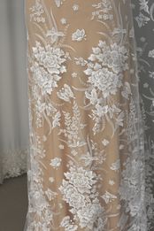 Negozio bicolore lavorato tessuto per confezionare un abito da sposa