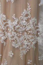 Negozio bicolore lavorato tessuto per confezionare un abito da sposa