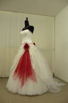 abiti sposa rebrode tulle mano seta bordo fiorellini rossi Foto 3