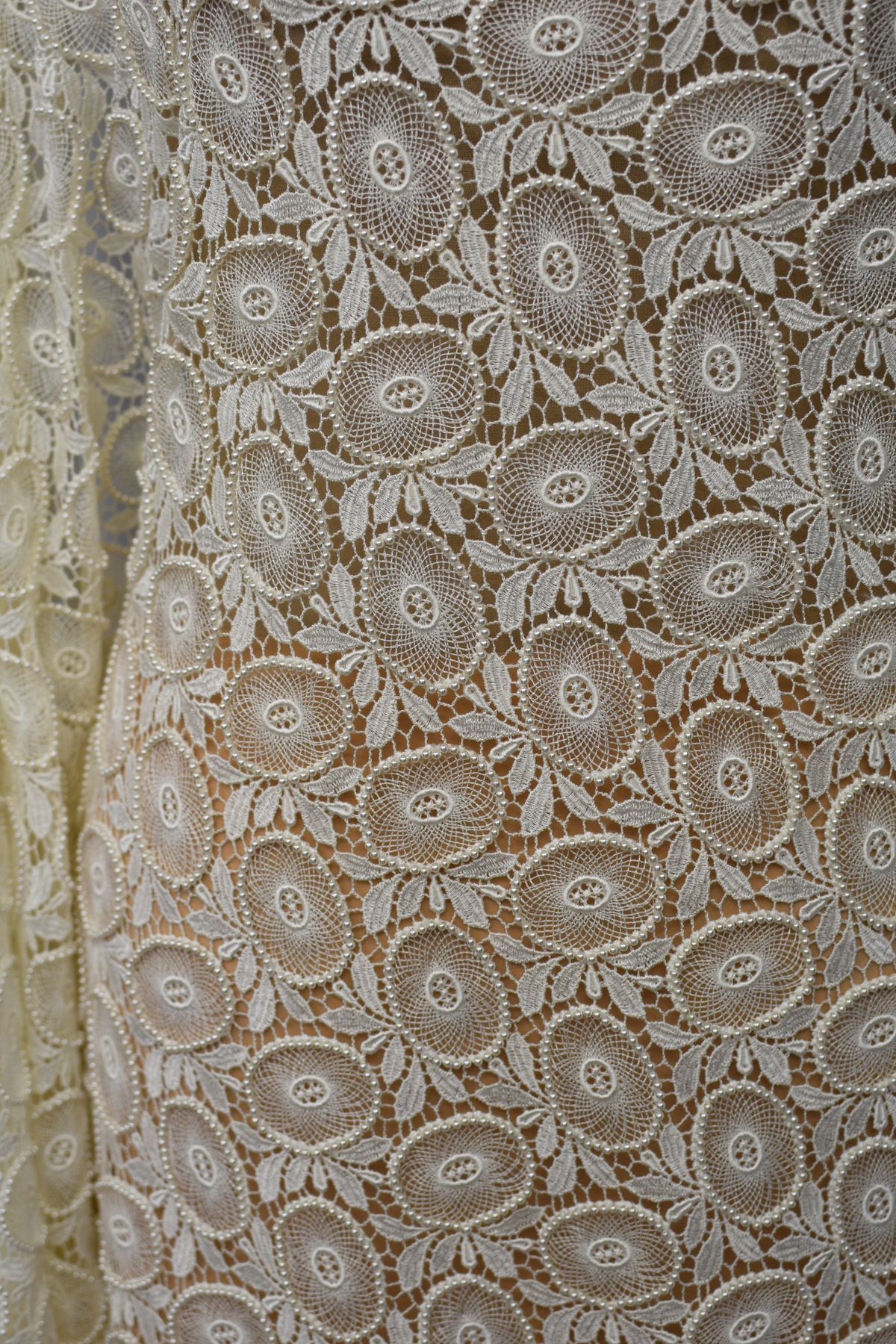 pizzo macrame avorio chiaro ricamato con perle cm 130 Art 00025D