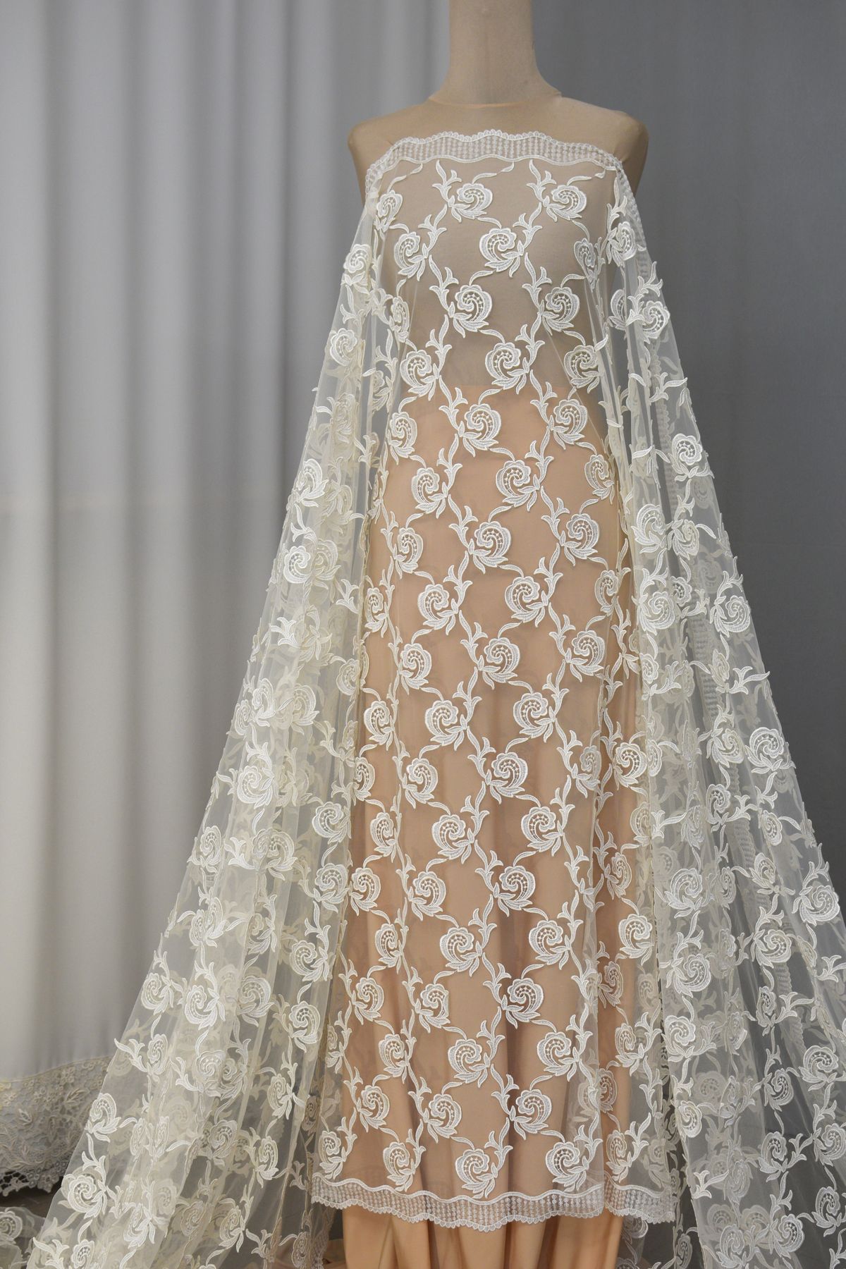 pizzo macrame su tulle mano seta h cm 140 avorio disponibile anche bianco seta Art 00027A